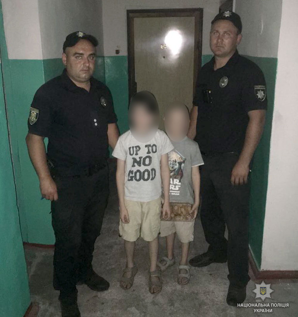 Полицейские вернули домой двух детей (фото)