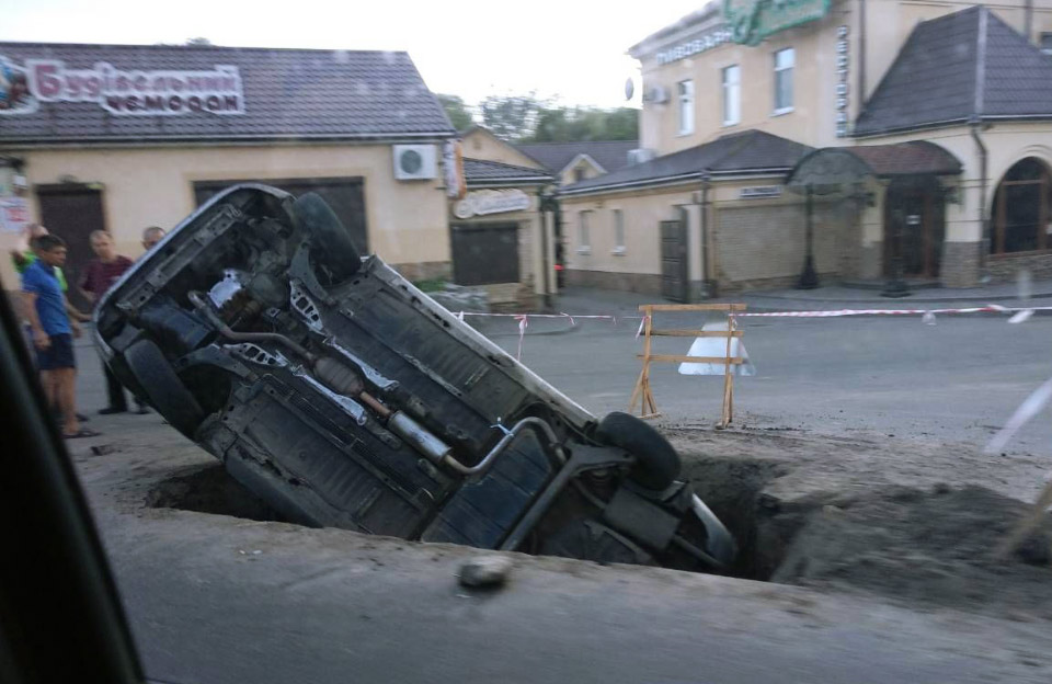 В Полтаве автомобиль упал в яму "Полтававодоканала" (фото)