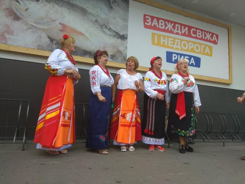 Кременчужанки в народных костюмах пели перед супермаркетом (видео)