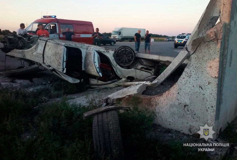 На Полтавщине автомобиль влетел в остановку: есть погибший (фото)