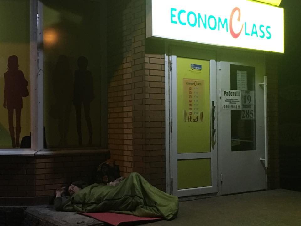 В Кременчуге мужчина ночует под секонд-хэндом (фото)