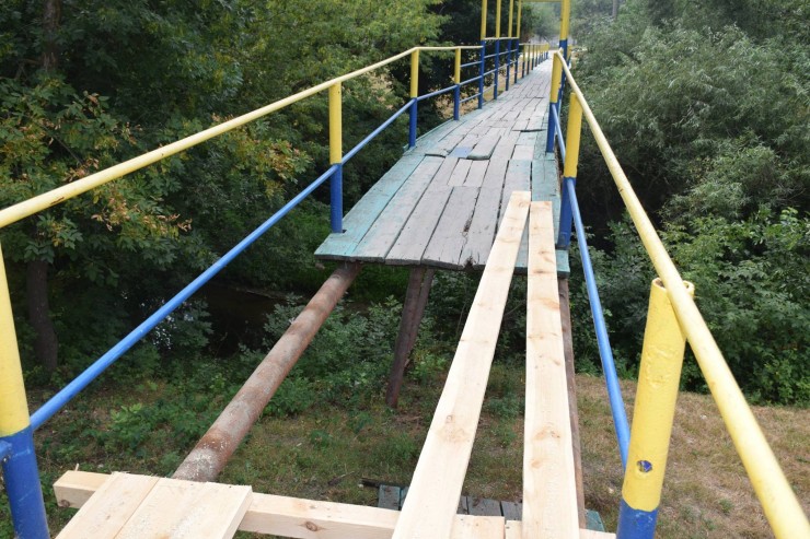 На Полтавщине ремонтируют деревянный мост через реку Ворону (фото)