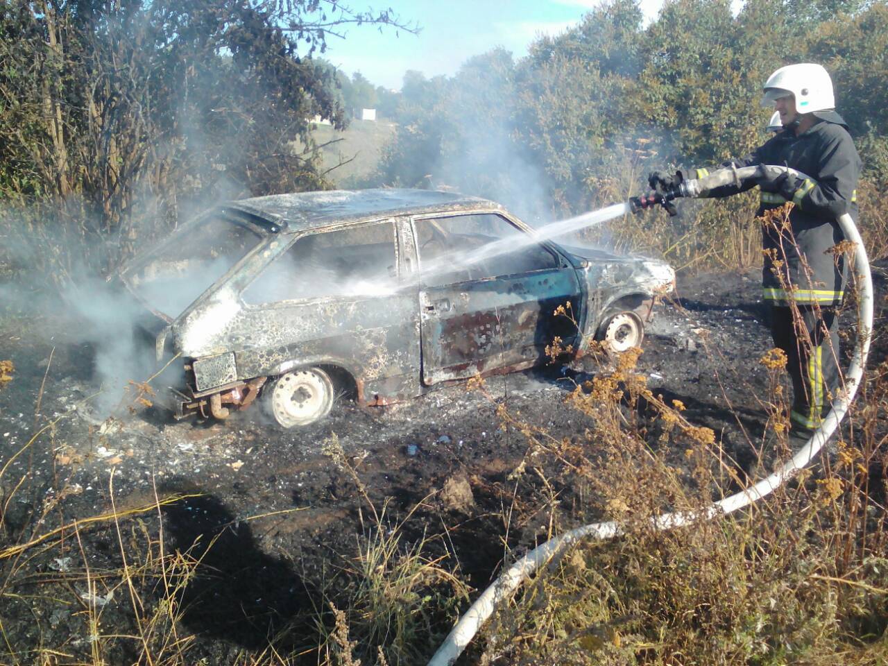 Под Полтавой сгорел автомобиль (фото)