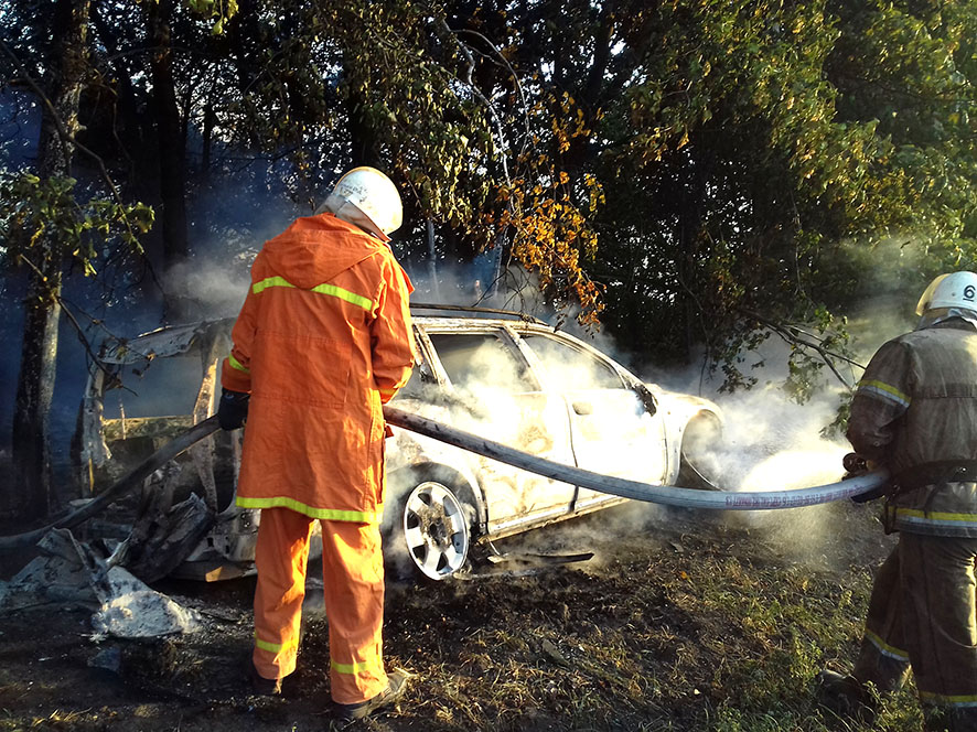 На Полтавщине на дороге загорелся Volvo (фото)