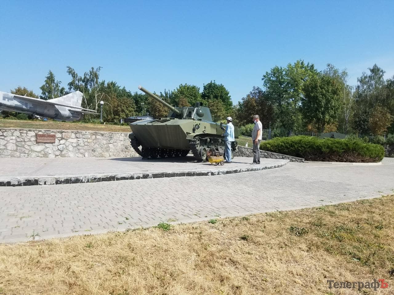 В парке Кременчуга обновляют военную технику (фото)