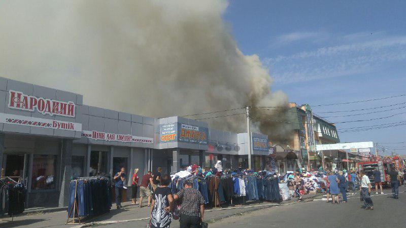 В Полтаве горят магазины на Центральном рынке (фото)