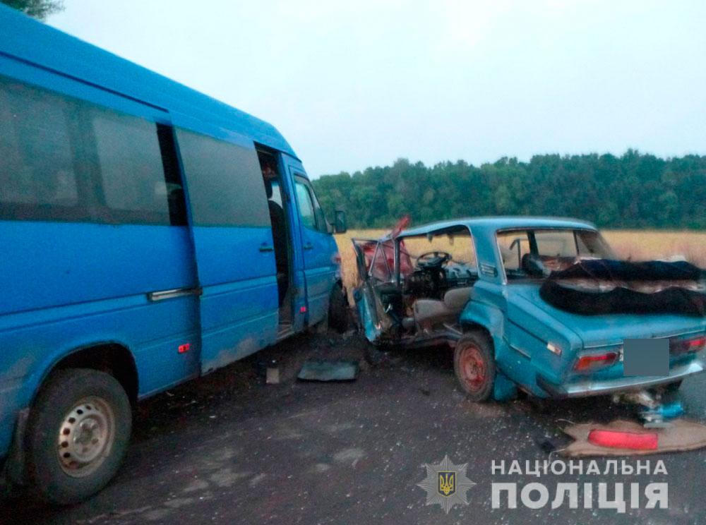 Микроавтобус столкнулся с ВАЗом: двое пострадавших (фото)