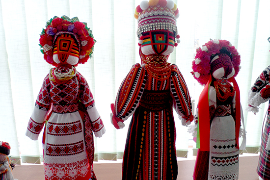 На Полтавщине открылась выставка авторской куклы-мотанки (фото)