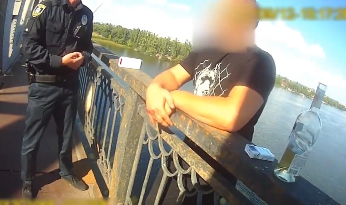 "Мое задание - спасти тебе жизнь": появилось видео спасения самоубийцы на мосту