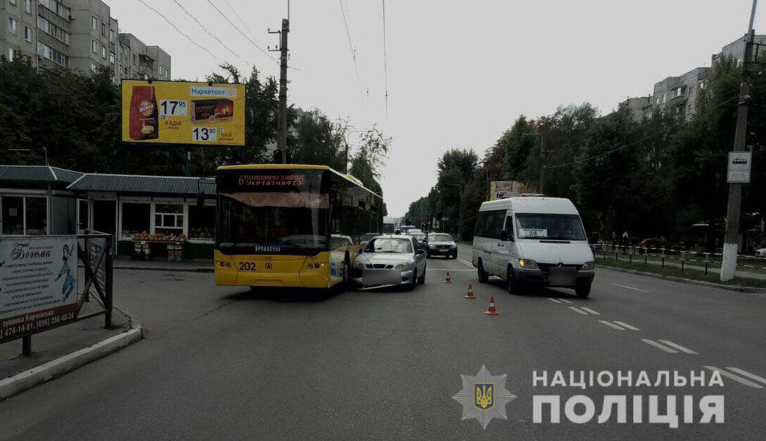 Троллейбус попал в ДТП: есть пострадавшая (фото)