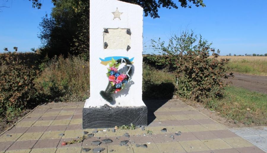 На Полтавщине вандалы повредили памятник погибшим во Второй мировой (фото)