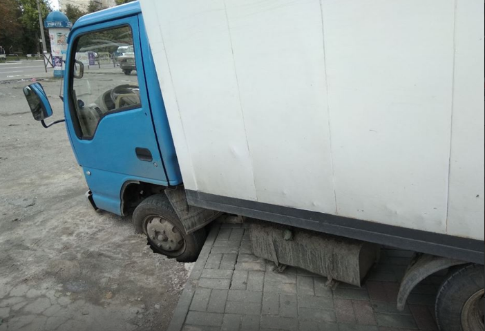Под Полтавой грузовик провалился в асфальт (фото)