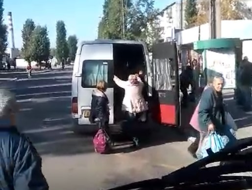 В Кременчуге пассажиры забирались в маршрутку через аварийный выход (видео)
