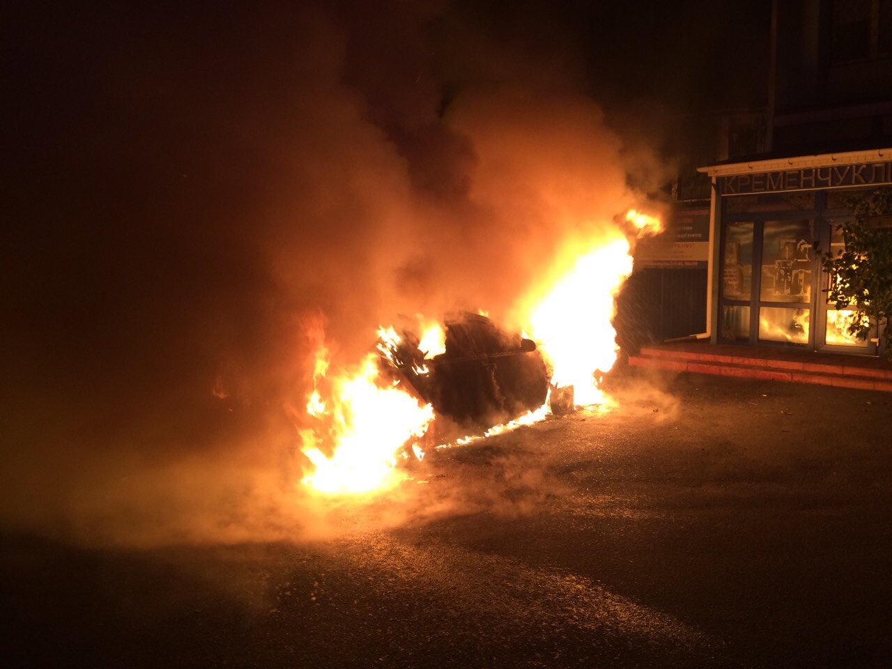 В Кременчуге ночью горели автомобили (фото)