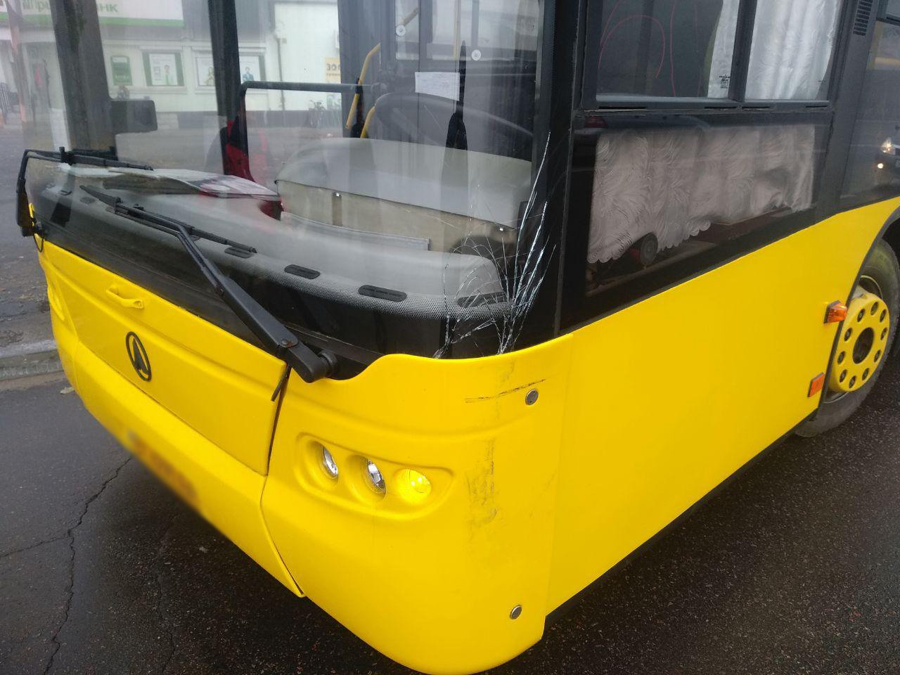 В Кременчуге автобус столкнулся с автомобилем Skoda (фото)

