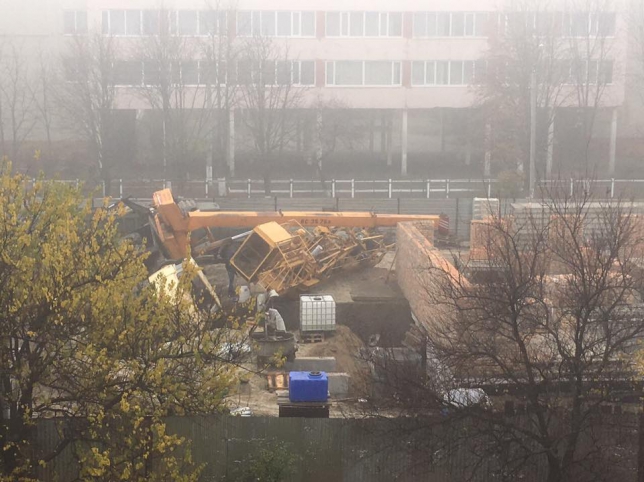 В Кременчуге упал строительный кран (фото)