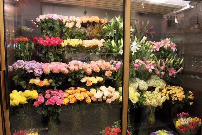 Мужчина украл букет цветов и сказал преследующей его продавщице: "Спасибо"
