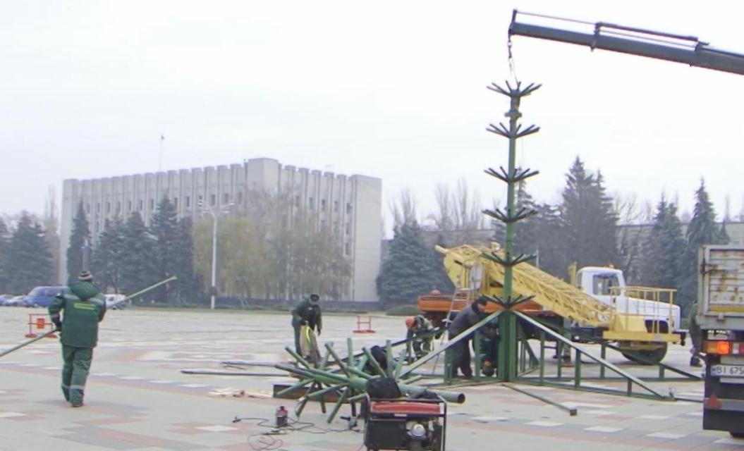 В Кременчуге начали устанавливать главную елку (фото)