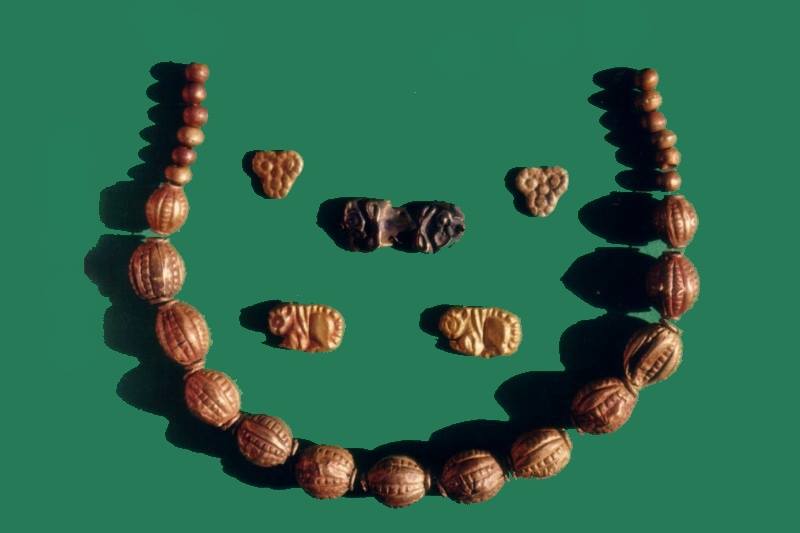 Археологи Полтавщины показали золотые украшения, найденные в кургане (фото)