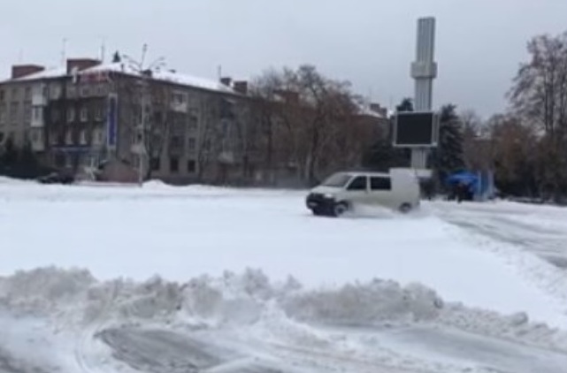 В Кременчуге микроавтобус устроил "снежный дрифт" на площади (видео)