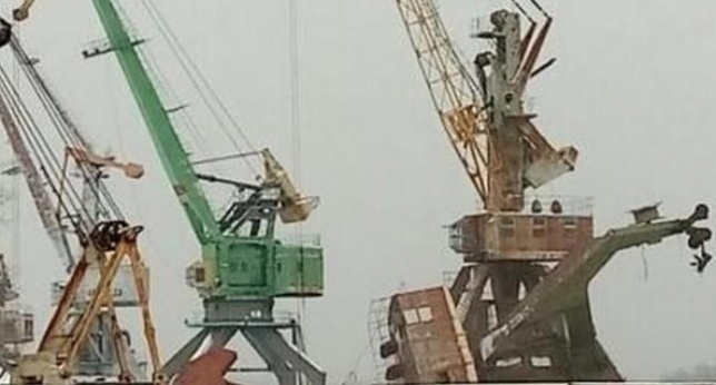 В речном порту Кременчуга упал кран (фото)