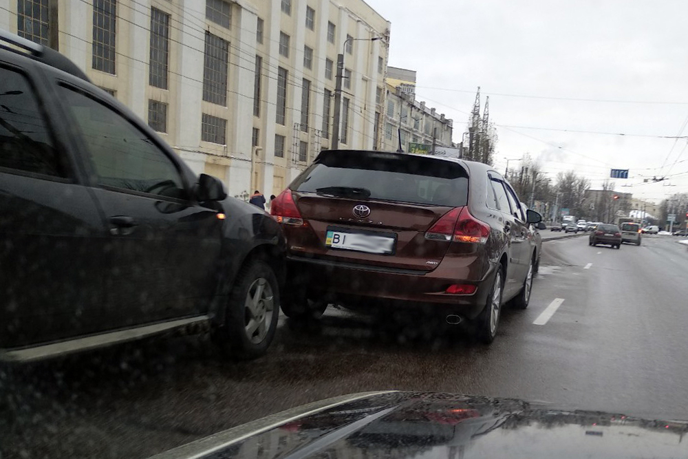 В Кременчуге автомобили столкнулись "паровозиком" (фото)