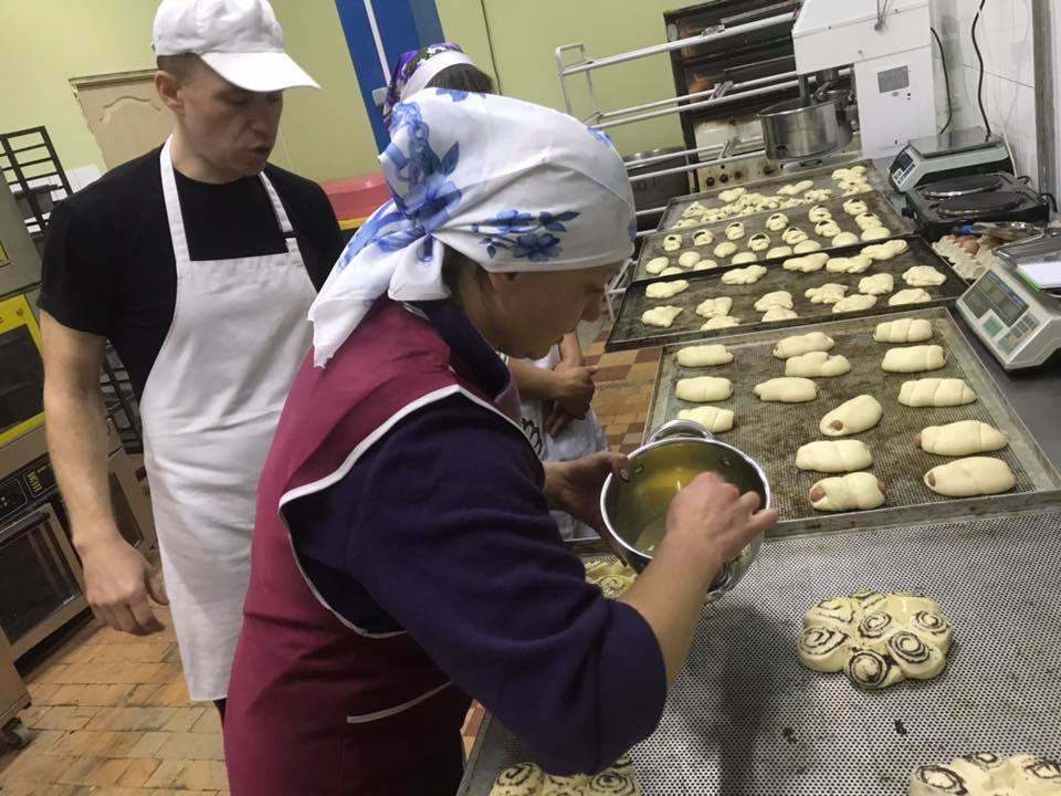 Проект "Рука помощи": семья открыла мини-пекарню (фото)