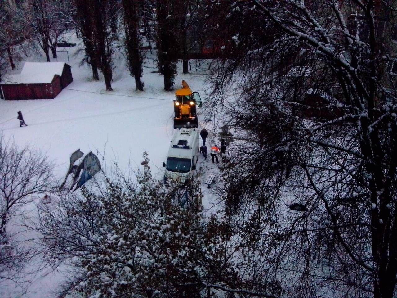 В Кременчуге в снегу застряла "скорая" (фото)