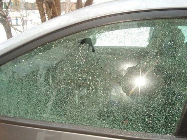 В Кременчуге ночью разбивали стекла в автомобилях (фото)