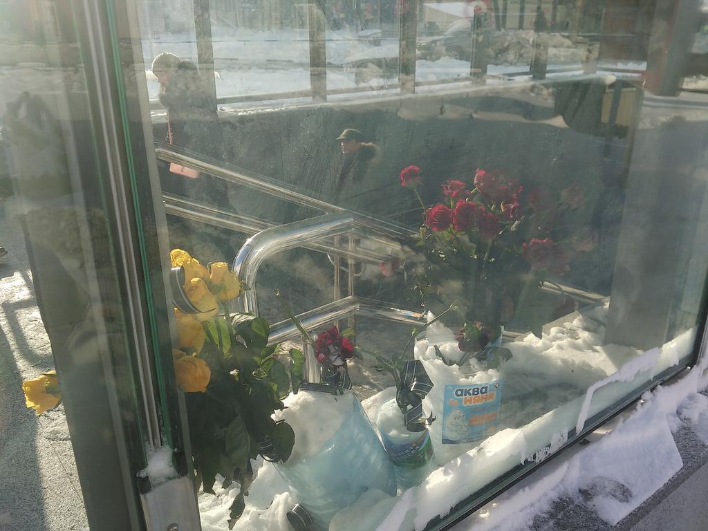 К подземному переходу в Полтаве, где погиб рабочий, принесли цветы (фото)