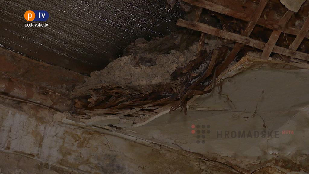 Жильцы дома в Полтаве живут с дырой в потолке (фото)