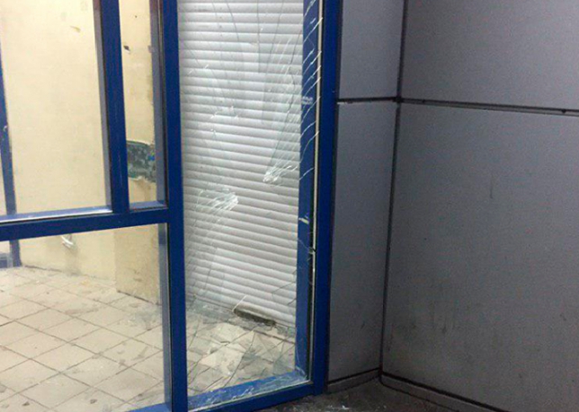 В Кременчуге ночью разбили двери супермаркета (фото)