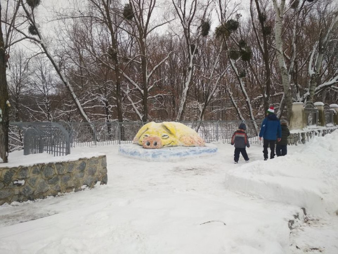 В полтавском дендропарке "поселилась" большая снежная свинья (фото)