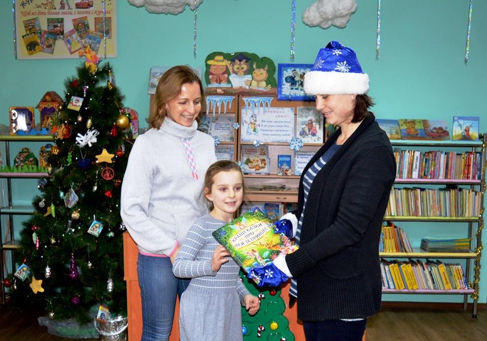 Детская библиотека Кременчуга дарит книги 