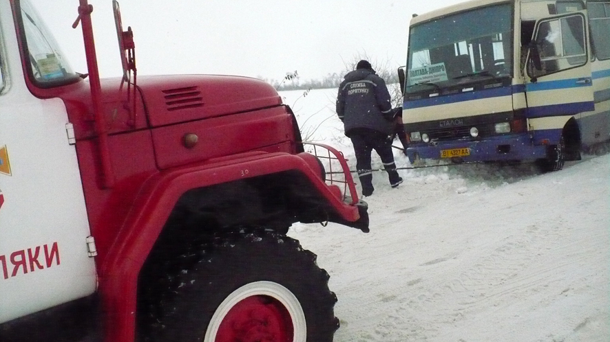 На Полтавщине в снегу застрял автобус с пассажирами (фото)