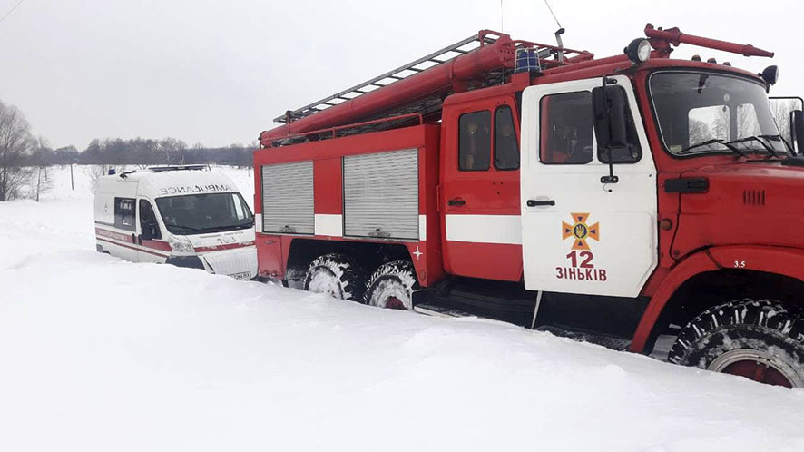 Больше 20 человек попали в снежные ловушки на Полтавщине (фото)