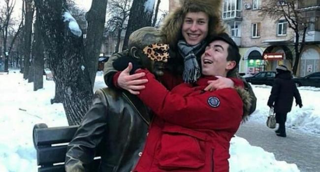 В Кременчуге подростки извинились за надругательство над памятником экс-мэру