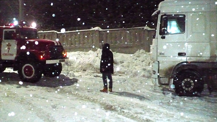 В снегу на Полтавщине застряли 18 грузовиков, автобус и "скорая"