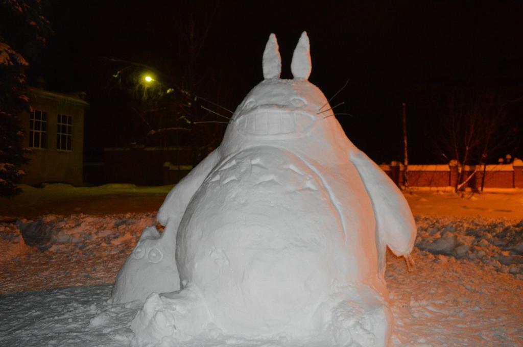 В Полтаве появилась трехметровая снежная фигура героя мультфильма (фото)