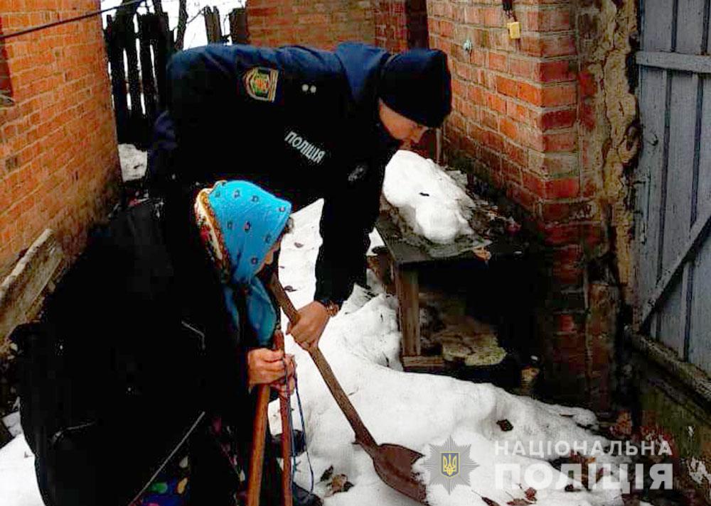Полицейские расчищали снег и помогали пожилым людям (фото)