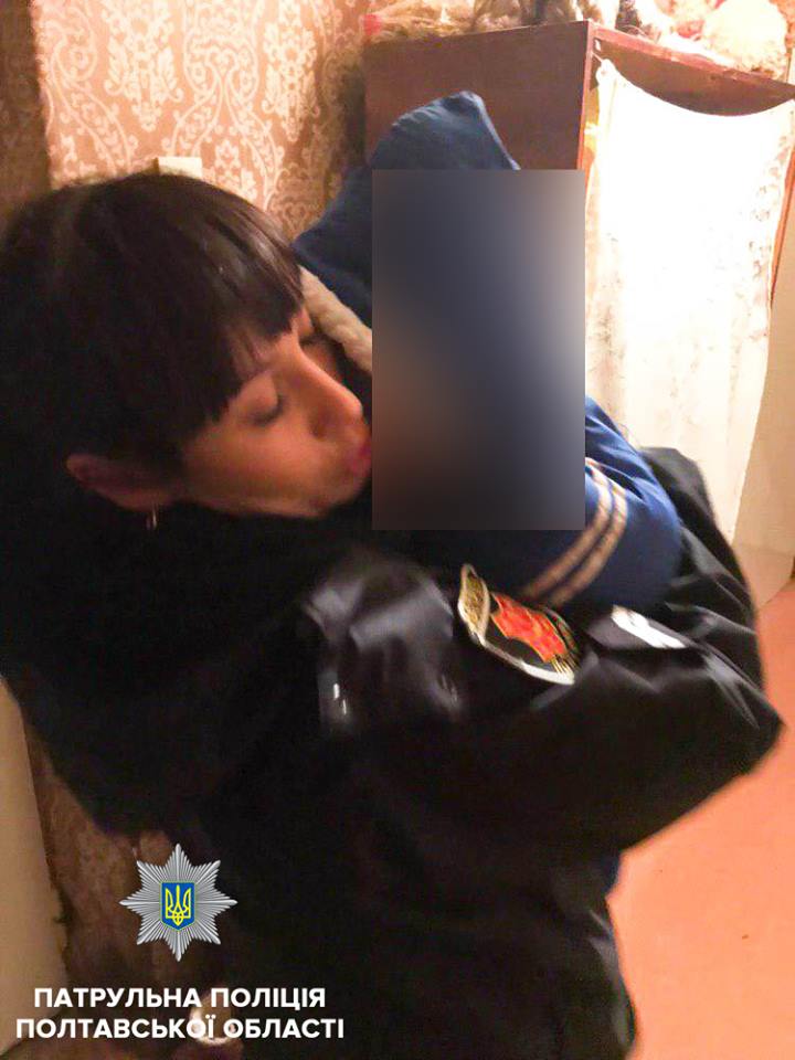 Полицейские спасли малыша от 22-летней пьяной полтавчанки (фото)
