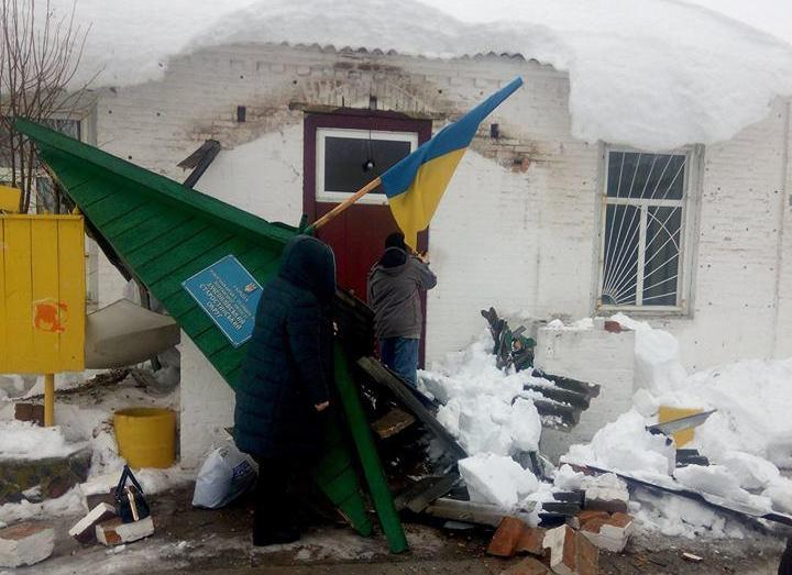 В полтавском селе обвалился навес с флагом на админздании (фото)
