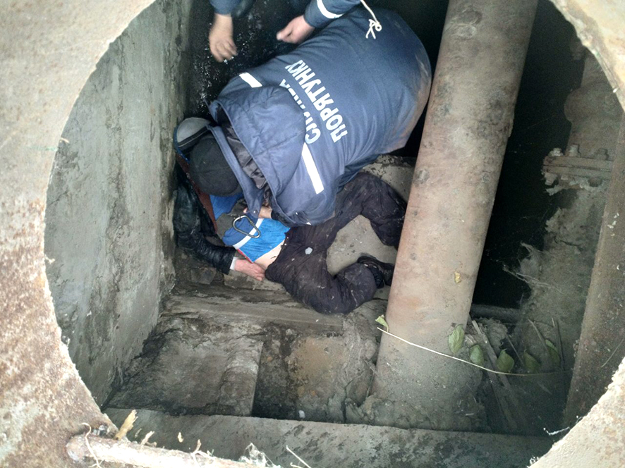 В Кременчуге мужчина попал в подземную ловушку