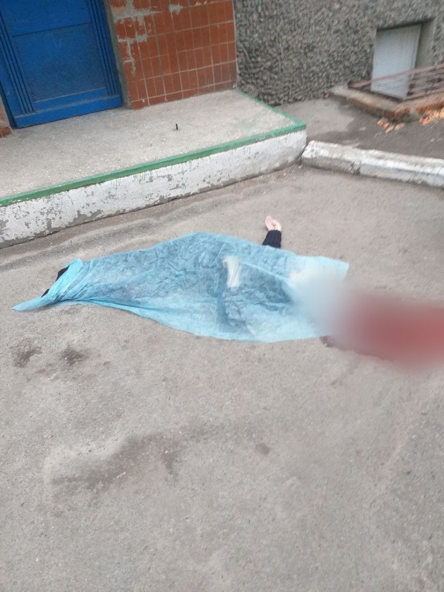 В Кременчуге из окна выпала 92-летняя бабушка (фото 18+)