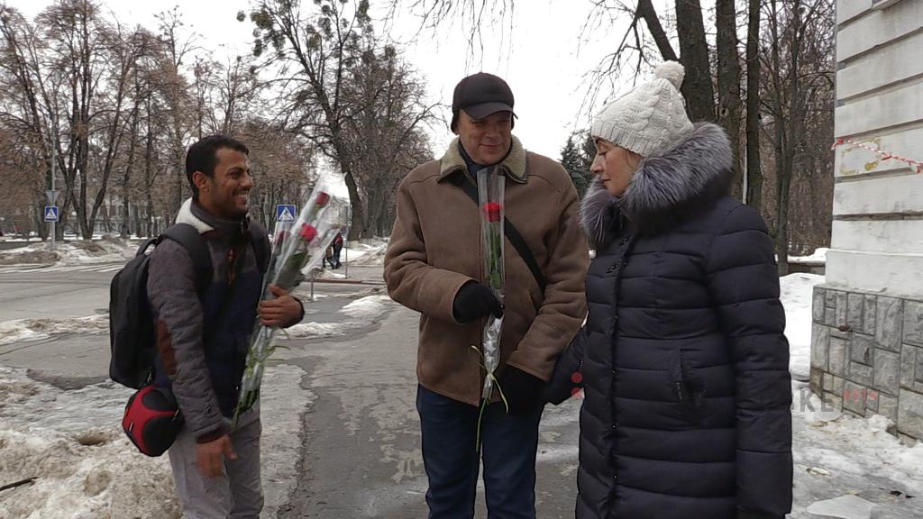 Иностранный студент в День Валентина раздавал полтавчанам розы