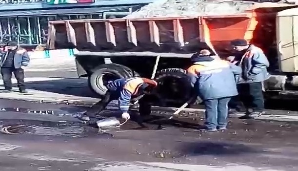 В Кременчуге дорожники ведром вычерпывали из ям воду (фото)