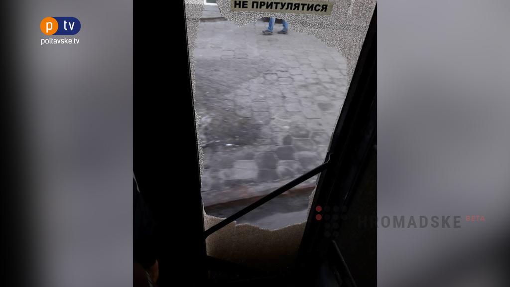 В Полтаве из автобуса на ходу выпало стекло (фото)