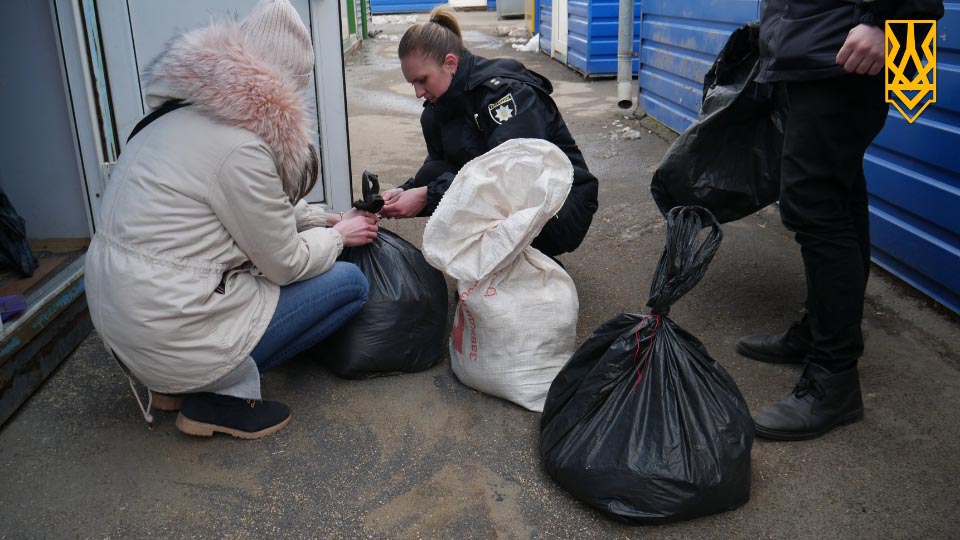 На полтавском рынке нашли мешки с маковой соломкой (фото)