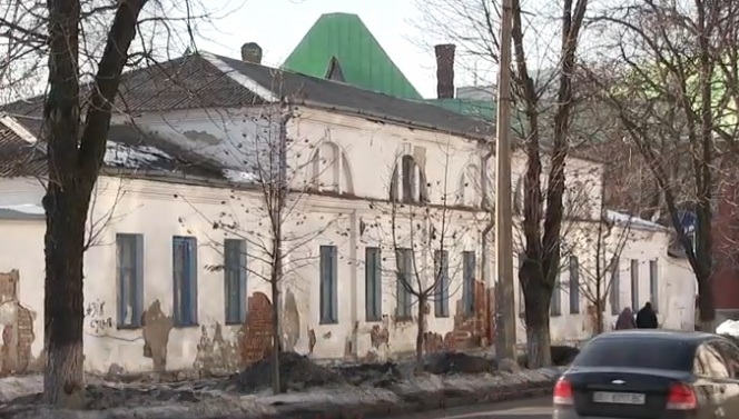 В Полтаве разрушается старинное здание на круглой площади