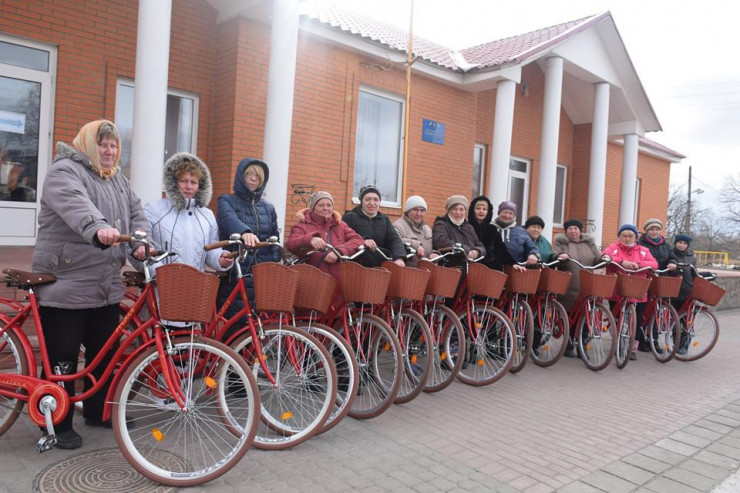 В Новых Санжарах соцработникам купили новые велосипеды (фото)